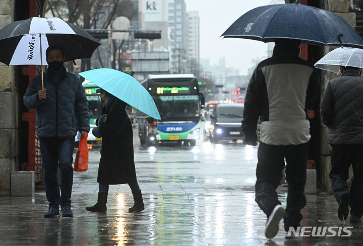 [수원=뉴시스] 김종택 기자 = 전국 대부분 지역에 비가 내린 15일 경기도 수원시 장안문에서 우산을 쓴 시민들이 발걸음을 옮기고 있다. 2024.02.15. jtk@newsis.com