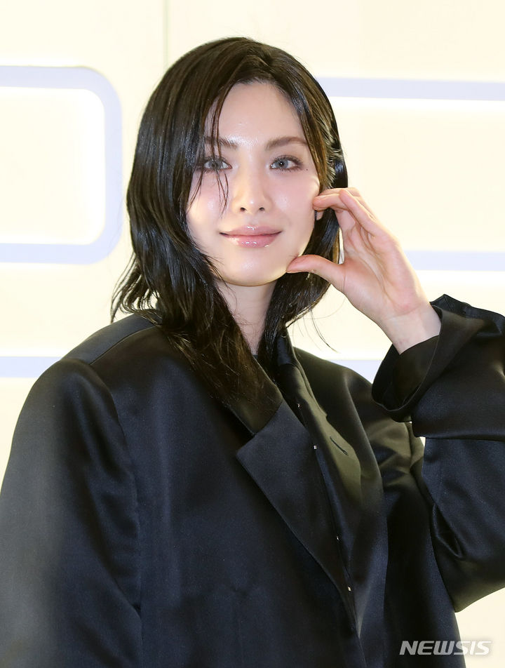 [[성남=뉴시스] 김혜진 기자 = 배우 나나가 15일 오후 경기 성남시 현대백화점 판교점에서 열린 지방시 팝업스토어 오픈 기념 포토행사에서 포즈를 취하고 있다. 2024.02.15. jini@newsis.com