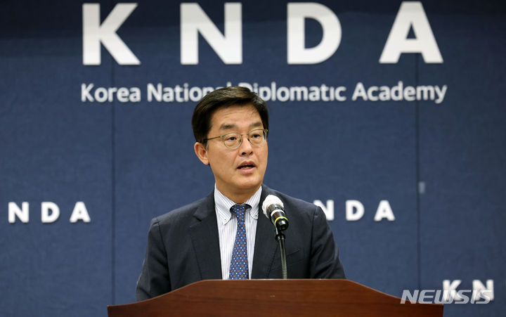 [서울=뉴시스] 홍효식 기자 = 박철희(61) 국립외교원장(차관급)이 차기 주일대사에 내정된 것으로 알려지자 일본 언론들은 그를 윤석열 대통령의 '외교브레인'이라며 관심 있게 보도했다. 사진은 지난 2월 15일 서울 서초구 외교타운에서 '북한의 대남관계 전환 선언 이후 : 전망과 대응'을 주제로 한 북한 대남 정책 관련 공개 세미나에서 박 원장이 개회사하고 있는 모습. 2024.06.24. yesphoto@newsis.com