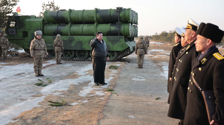 [서울=뉴시스] 일본 경찰은 6일 북한의 정보기술(IT) 기술자 측에게 자금을 송금한 혐의가 있는 한국 국적자 등 2명을 체포했다고 마이니치신문, 지지통신 등이 보도했다. 사진은 김정은 북한 국무위원장이 지난달 14일 해군에 장비하게 되는 신형 지상대해상 미사일 '바다수리-6'형 검수 사격 시험을 지도했다"고 조선중앙TV가 2월 15일 보도한 모습.   (사진=조선중앙TV 캡처) 2024.03.06. photo@newsis.com *재판매 및 DB 금지