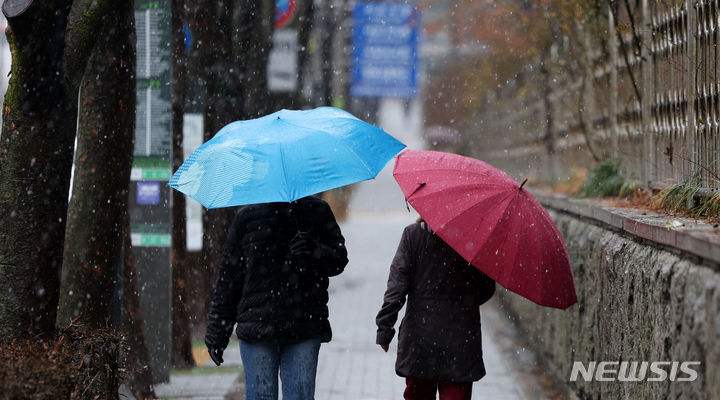 [서울=뉴시스] 홍효식 기자 = 전국 대부분 지역에 비나 눈이 내린 15일 서울 서초구 한 거리에서 시민들이 우산을 쓰고 이동하고 있다. 2024.02.15. yesphoto@newsis.com