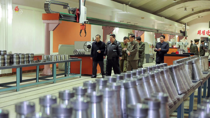 김정은 "전술유도무기체계, 상반기부터 중요부대 편제… 군사적 효용가치 커"