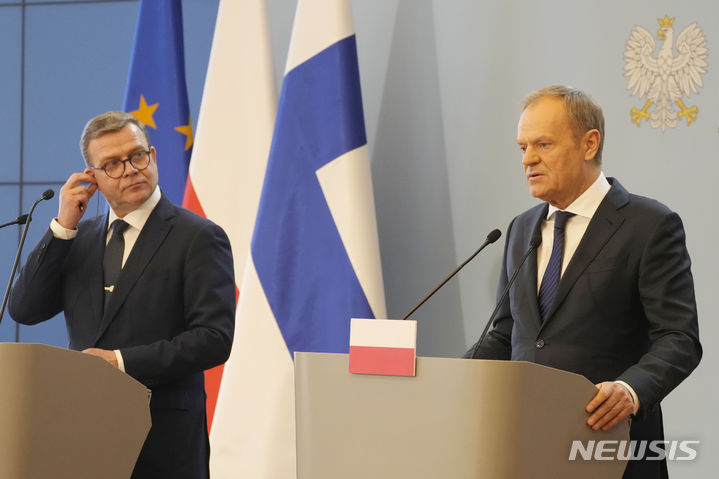 [바르샤바=AP/뉴시스] 폴란드를 방문한 페테리 오르포 핀란드 총리(왼쪽)가 2월 16일 폴란드 바르샤바에서 도날트 투스크 폴란드 총리와 공동 기자회견을 하고 있다. 2024.04. 24. 