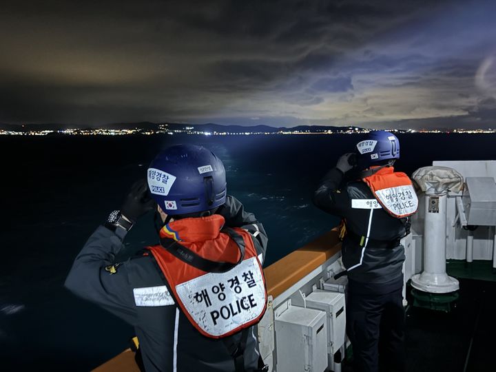 [울산=뉴시스] 박수지 기자 = 울산해양경찰서가 15일 부산시 기장군 해상에서 신호가 끊긴 선박을 수색하고 있다. (사진=울산해경 제공) 2024.02.16. photo@newsis.com *재판매 및 DB 금지