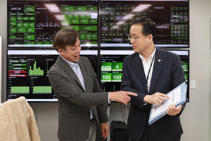 사진은 '2024년 전국사업체조사' 대상 사업체 지티플러스를 방문하여 면접조사를 시연하는 이형일 통계청장(오른쪽) 모습. (사진=통계청 제공) 2024.02.16 *재판매 및 DB 금지