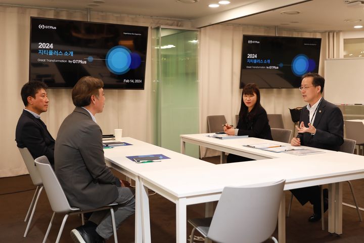 '2024년 전국사업체조사' 대상 사업체 지티플러스를 방문하여 조사에 대해 설명하는 이형일 통계청장(오른쪽 첫 번째) 모습. (사진=통계청 제공) 2024.02.16 *재판매 및 DB 금지