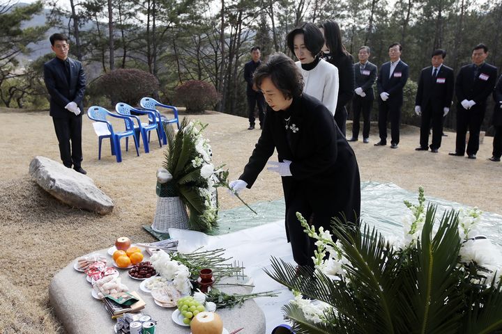 롯데 재단 신영자 의장과 롯데장학재단 장혜선 이사장이 헌화를 하고 있다. (사진=롯데재단 제공) *재판매 및 DB 금지