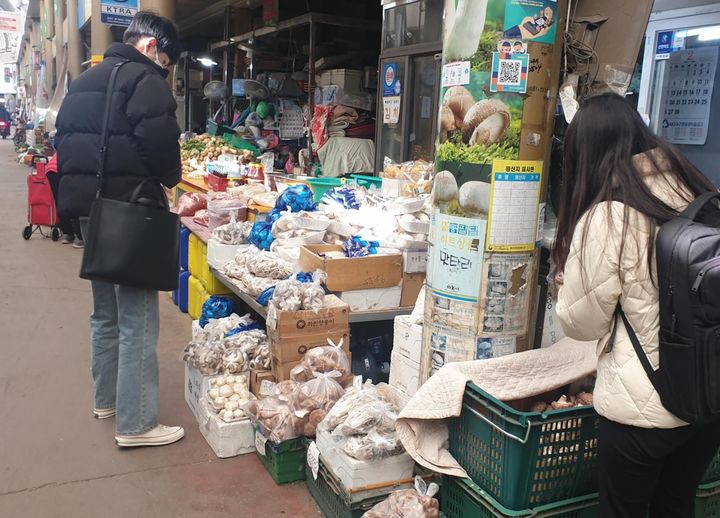 [대구=뉴시스] 국립농산물품질관리원 경북지원은 전통시장에서 원산지 점검에 나섰다. (사진 = 국립농산물품질관리원 경북지원 제공) 2024.02.16. photo@newsis.com *재판매 및 DB 금지