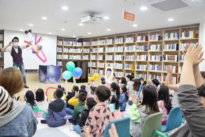 [부산=뉴시스]회화나무어린이도서관 들락날락에서 도서관 주간을 맞아 풍선 아트 교실이 진행되고 있다. (사진=사하구 제공) 2024.02.16. photo@newsis.com *재판매 및 DB 금지