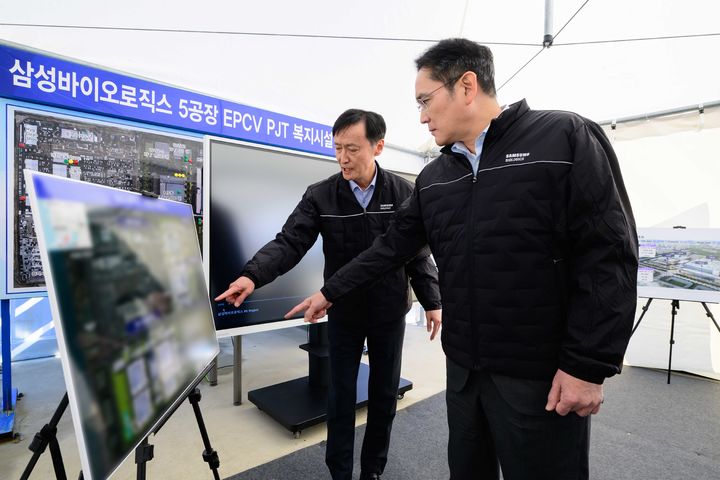 [서울=뉴시스]16일 삼성바이오로직스 인천사업장을 찾은 이재용 회장이 5공장 건설 현장에서 관계자 브리핑을 듣고 있다.(사진=삼성 제공) photo@newsis.com *재판매 및 DB 금지