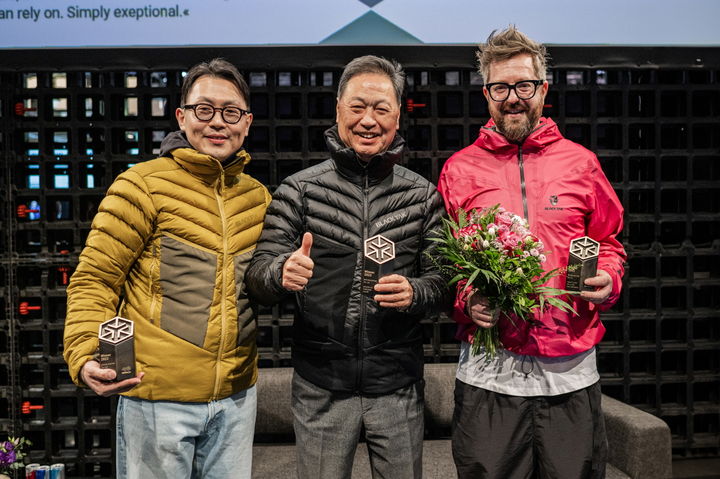 블랙야크 ISPO 현장 사진 및 어워드 수상 사진. 왼쪽부터 BYN블랙야크그룹 강준석 사장, 강태선 회장. (사진=BYN블랙야크그룹 제공) *재판매 및 DB 금지