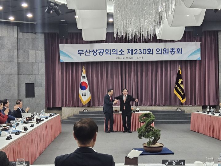 [부산=뉴시스] 16일 부산 부산진구 부산상공회의소 상의홀에서 열린 제24대 부산상의 의원총회에서 양재생 은산해운항공 회장(왼쪽)과 장인화 부산상의 회장이 손을 맞잡고 있다. (사진=부산상공회의소 제공) 2024.02.16. photo@newsis.com *재판매 및 DB 금지