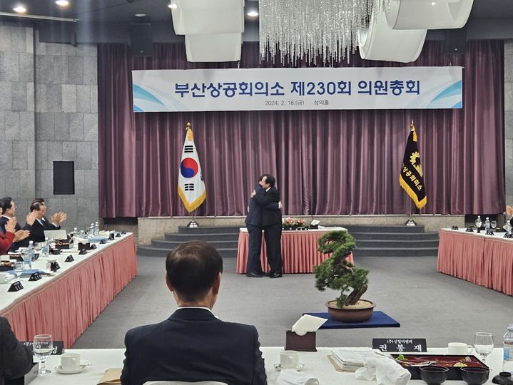 [부산=뉴시스] 16일 부산 부산진구 부산상공회의소 상의홀에서 열린 제24대 부산상의 의원총회에서 양재생 은산해운항공 회장(왼쪽)과 장인화 부산상의 회장이 포옹하고 있다. (사진=부산상공회의소 제공) 2024.02.16. photo@newsis.com *재판매 및 DB 금지