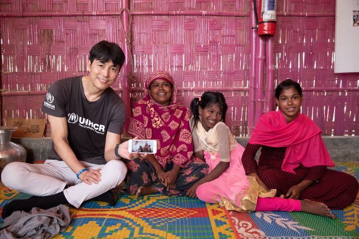 [서울=뉴시스] 유엔난민기구(UNHCR) 친선대사로 활약 중인 배우 정우성(왼쪽)이 중·남미 난민을 만나러 콜롬비아와 에콰도르로 향한다. 사진은 정 대사가 과거 현장 방문 당시 사진 촬영을 하는 모습. (사진=UNHCR 제공) 2024.02.16. photo@newsis.com *재판매 및 DB 금지