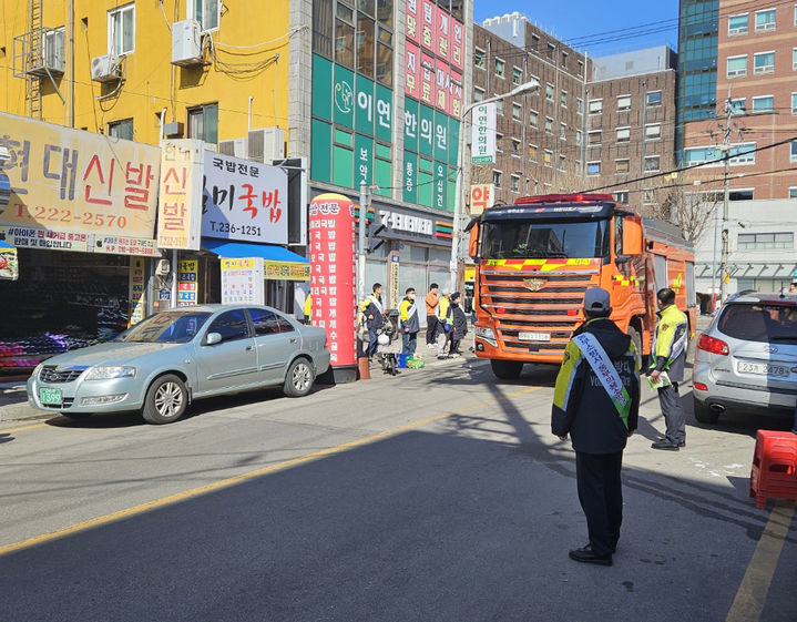 [광주=뉴시스] 광주 동부소방서는 16일 소방차 길 터주기 훈련을 실시했다. (사진=광주 동부소방서 제공) 2024.02.16. photo@newsis.com *재판매 및 DB 금지