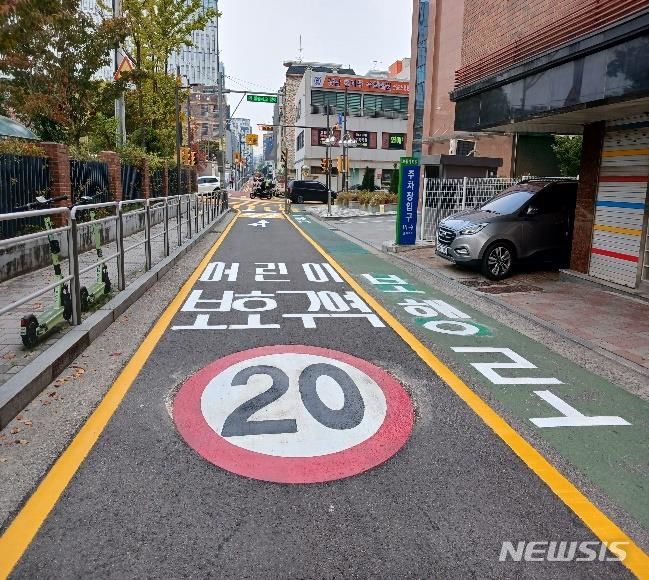 [서울=뉴시스]서울시가 어린이보호구역 내 이면도로 50곳을 추가로 지정해 제한속도를 시속 30㎞에서 20㎞로 낮춘다. 보행약자를 위한 보호구역을 확대하고, 사각지대 신호등과 횡단보도 확충에도 나선다. (사진=서울시 제공). 2024.02.18. photo@newsis.com 