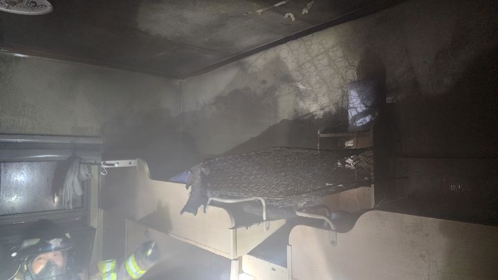 [인천=뉴시스] 인천 미추홀구 한 대학교 기숙사에서 불이 나 소방대원이 진화에 나섰다. (사진=인천소방본부 제공) *재판매 및 DB 금지