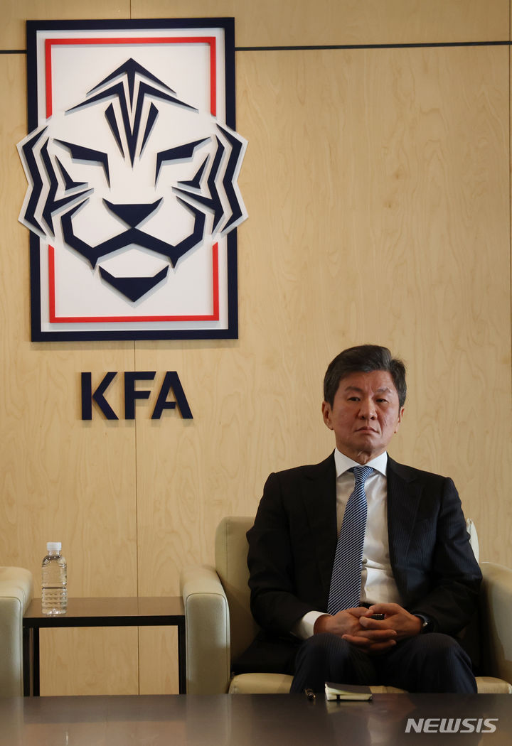 [서울=뉴시스] 고승민 기자 = 정몽규 대한축구협회장이 16일 서울 축구회관에서 열린 대표팀 사안관련 KFA 임원회의를 주재하고 있다. 2024.02.16. kkssmm99@newsis.com