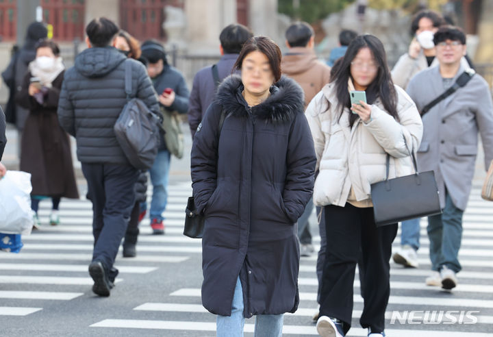 [서울=뉴시스] 황준선 기자 = 지난 16일 오전 서울 종로구 세종대로 사거리에서 한 시민이 휴대전화를 보면서 횡단보도를 건너고 있다. 2024.02.16. hwang@newsis.com