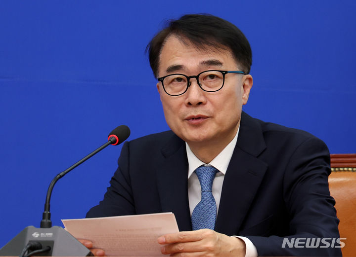 [서울=뉴시스] 이영환 기자 = 김준환 전 국가정보원 차장이 2024년 2월16일 오전 서울 여의도 국회에서 열린 더불어민주당 인재환영식에서 인사말을 하고 있다. 2024.02.16. 20hwan@newsis.com