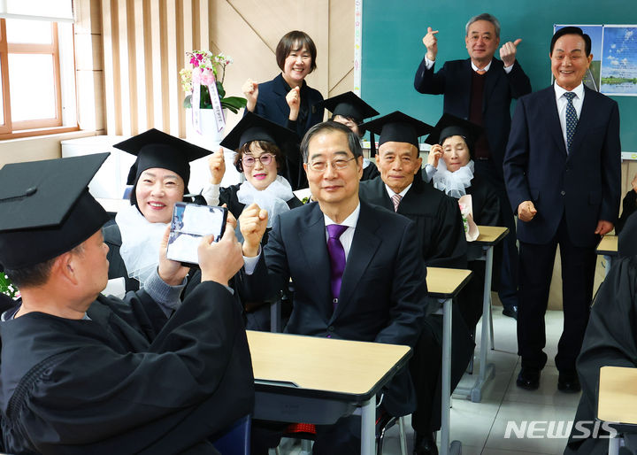 [서울=뉴시스] 황준선 기자 = 한덕수(가운데) 국무총리가 16일 오전 학력인정 평생교육시설인 서울 노원구 청암중고등학교에서 열린 졸업식에 참석해 졸업생들과 기념촬영 하고 있다. 2024.02.16. hwang@newsis.com