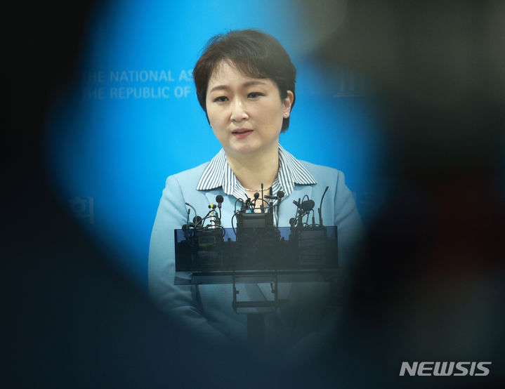 [서울=뉴시스] 고범준 기자 = 이언주 전 의원이 16일 오전 서울 여의도 국회 소통관에서 더불어민주당 복당 관련 기자회견을 마치고 취재진 질문에 답변하고 있다. 2024.02.16. bjko@newsis.com