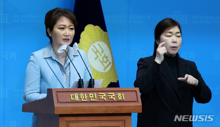 [서울=뉴시스] 고범준 기자 = 이언주 전 의원이 16일 오전 서울 여의도 국회 소통관에서 더불어민주당 복당 관련 기자회견을 하고 있다. 2024.02.16. bjko@newsis.com