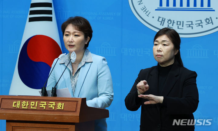 [서울=뉴시스] 고범준 기자 = 이언주 전 의원이 16일 오전 서울 여의도 국회 소통관에서 더불어민주당 복당 관련 기자회견을 하고 있다. 2024.02.16. bjko@newsis.com