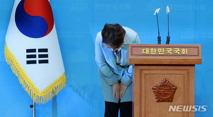 [서울=뉴시스] 고범준 기자 = 이언주 전 의원이 16일 오전 서울 여의도 국회 소통관에서 더불어민주당 복당 관련 기자회견을 하기 전 고개숙여 인사하고 있다. 2024.02.16. bjko@newsis.com