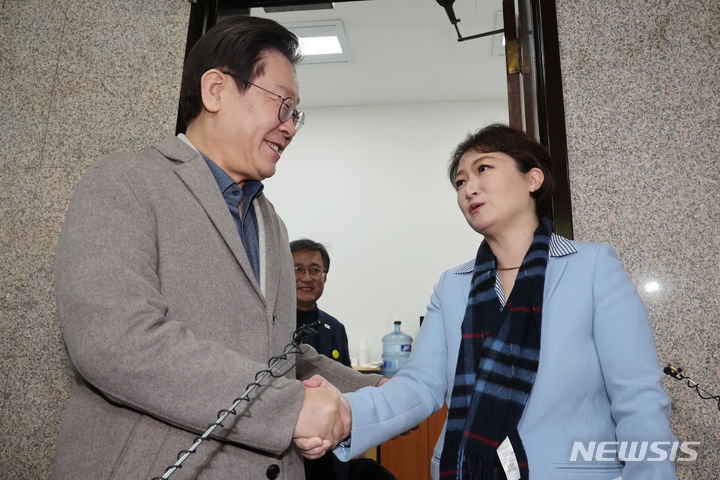 [서울=뉴시스] 고범준 기자 = 이재명 더불어민주당 대표가 16일 서울 여의도 국회에서 더불어민주당에 복당한 이언주 전 의원과 차담회를 마치고 악수하고 있다. (공동취재) 2024.02.16. photo@newsis.com