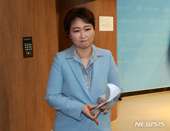 [서울=뉴시스] 고범준 기자 = 이언주 전 의원이 16일 오전 서울 여의도 국회 소통관에서 더불어민주당 복당 관련 기자회견을 마치고 이동하고 있다. 2024.02.16. bjko@newsis.com