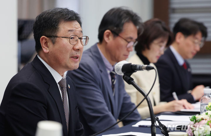 [서울=뉴시스] 김진아 기자 = 윤수현 한국소비자원 원장이 16일 서울 중구 한국프레스센터에서 열린 한국소비자원 기관장 기자간담회에서 2024년 한국소비자원 중점 추진 사업 설명 등을 하고 있다. 2024.02.16. bluesoda@newsis.com