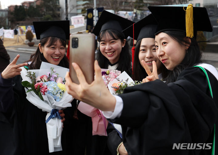 [서울=뉴시스] 홍효식 기자 = 16일 서울 동대문구 한국외국어대학교에서 열린 2024년 전기 학위수여식에서 졸업생들이 기념촬영하고 있다. 2024.02.16. yesphoto@newsis.com