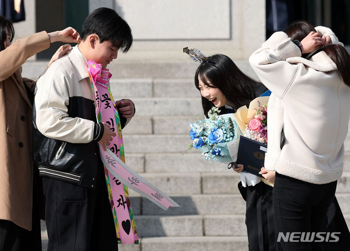 [서울=뉴시스] 홍효식 기자 = 16일 서울 동대문구 한국외국어대학교에서 열린 2024년 전기 학위수여식에서 한 졸업생이 밝게 웃고 있다. 2024.02.16. yesphoto@newsis.com