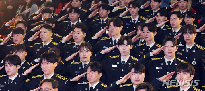 [인천=뉴시스] 전진환 기자 = 지난 2월 16일 오전 제25기 신임소방공무원 졸업식이 열린 인천 서구 인천광역시 인재개발원 강당에서 졸업생들이 국기에 대한 경례를 하고 있다. (사진은 기사와 직접 관련없습니다) 2024.02.15. amin2@newsis.com