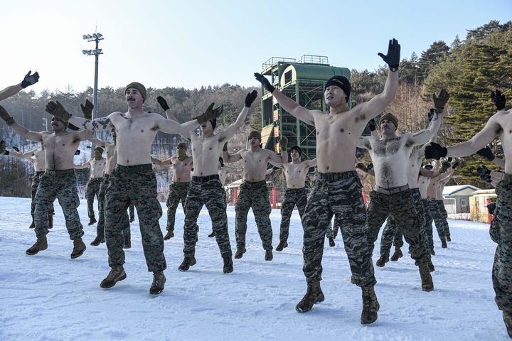 [서울=뉴시스] 해병대사령부는 지난 6일부터 강원도 평창 산악종합훈련장에서 동계 작전환경 하 수색부대 임무수행 능력 향상을 위해 설한지훈련을 실시하고 있다고 16일 밝혔다. 사진은 해병대 수색부대원들이 혹한의 날씨에도 불구하고 PT체조를 하는 모습. (사진=해병대사령부 제공) 2024.02.16. photo@newsis.com *재판매 및 DB 금지