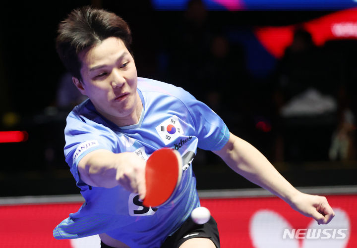 [부산=뉴시스] 하경민 기자 = 16일 부산 해운대구 벡스코 제1전시장에서 열린 'BNK부산은행 2024부산세계탁구선수권대회'에 출전한 한국 남자 대표팀 안재현 선수가 폴란드 선수와 기량을 겨루고 있다. 2024.02.16. yulnetphoto@newsis.com