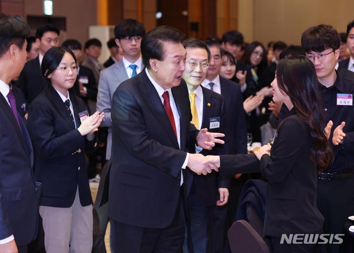 [대전=뉴시스] 조수정 기자 = 윤석열 대통령이 16일 대전 유성구 ICC호텔에서 열린 미래 과학자와의 대화에 입장하며 참석자와 악수하고 있다. 2024.02.16. chocrystal@newsis.com