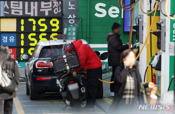 [서울=뉴시스] 홍효식 기자 = 국제유가와 원·달러 환율 오름세에 수출입물가가 3개월 만에 상승했다. 16일 한국은행이 발표한 '2024년 1월 수출입물가지수'에 따르면 올해 1월 기준 수입물가지수는 전월대비 2.2% 올랐다. 사진은 이날 서울 시내 주유소 모습. 2024.02.16. yesphoto@newsis.com