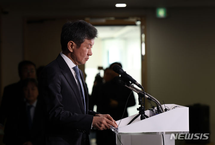 [서울=뉴시스] 고승민 기자 = 정몽규 대한축구협회장이 16일 서울 축구회관에서 대표팀 사안관련 KFA 임원회의를 마친 후 브리핑을 하기 위해 회견장으로 들어서고 있다. 2024.02.16. kkssmm99@newsis.com