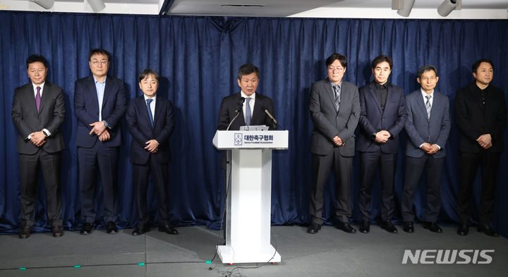 [서울=뉴시스] 고승민 기자 = 정몽규 대한축구협회장이 16일 서울 축구회관에서 대표팀 사안관련 KFA 임원회의를 마친 후 입장발표를 하고 있다. 2024.02.16. kkssmm99@newsis.com