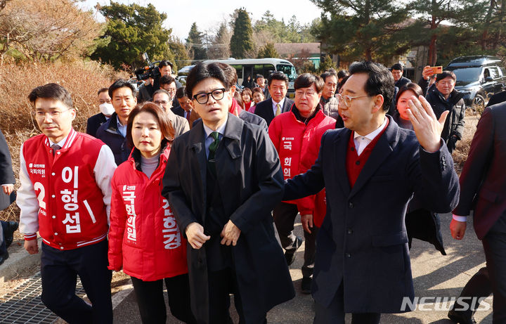 [의정부=뉴시스] 고범준 기자 = 한동훈 국민의힘 비상대책위원장이 16일 경기도 의정부시 주한미군 반환공여지 '캠프 레드클라우드'를 둘러보고 있다.  (공동취재) 2024.02.16. photo@newsis.com