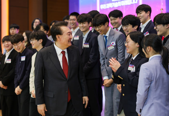 [대전=뉴시스] 윤석열 대통령이 16일 대전 유성구 ICC호텔에서 열린 미래 과학자와의 대화에서 참석자들과 기념촬영을 하며 환담하고 있다. (사진=대통령실 제공)2024.02.16. photo@newsis.com *재판매 및 DB 금지