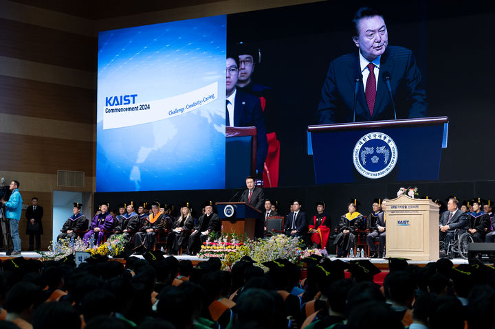 [대전=뉴시스] 윤석열 대통령이 16일 대전 유성구 카이스트(KAIST)에서 열린 2024년 학위수여식에서 축사를 하고 있다. (사진=대통령실 제공) 2024.02.16. photo@newsis.com *재판매 및 DB 금지