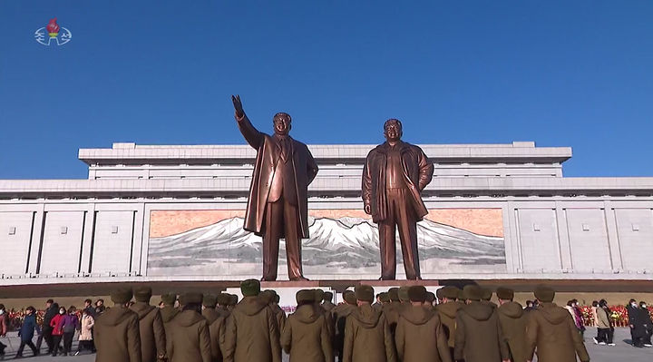 [서울=뉴시스] 조선중앙TV가 16일 북한이 '민족 최대 명절'로 기념하는 김정일 국방위원장의 생일 '광명성절'(2월16일)을 맞아 인민군이 평양 만수대언덕에 있는 김일성·김정일 동상 앞에 헌화하는 모습을 보도 있다. (사진=조선중앙TV 캡처) 2024.02.16 photo@newsis.com *재판매 및 DB 금지