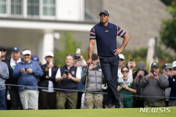 [팰리세이즈=AP/뉴시스]골프 황제 우즈, 감기로 제네시스 대회 기권. 2024.02.16.