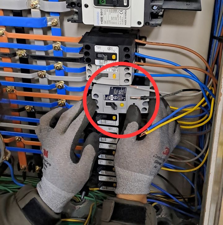 [밀양=뉴시스] 전기불꽃(아크)을 감지해 전기를 즉시 전원을 차단하는 아크차단기를 설치하는 모습. (사진=밀양소방서 제공) 2024.02.17. photo@newsis.com *재판매 및 DB 금지