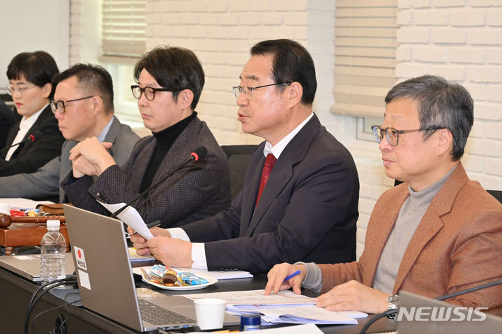 [서울=뉴시스] 국회사진기자단 = 정영환 국민의힘 공천관리위원장이 17일 서울 여의도 중앙당사에서 열린 부산 중구 영도구의 공천 면접에서 발언하고 있다. 2024.02.17. photo@newsis.com