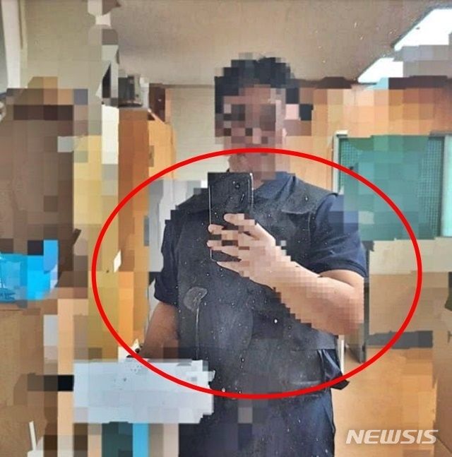 [전주=뉴시스]윤난슬 기자 = 전북지역 한 고등학교 교사가 학생들의 지속적인 '살해 협박'으로 방검복을 입고 수업하는 일이 벌어졌다.(사진=전북교사노조 제공)