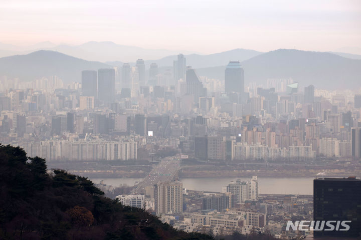 [서울=뉴시스] 김선웅 기자 = 초미세먼지 농도가 한때 나쁠 것으로 예보된 18일 서울 도심이 흐린 모습을 보이고 있다. 2024.02.18. mangusta@newsis.com